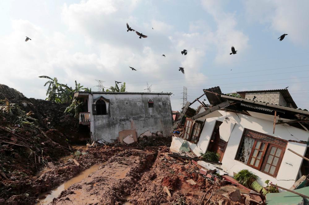 Många hus begravdes när delar av en soptipp rasade i utkanten av Colombo i Sri Lanka. Foto: Eranga Jayawardena/AP/TT