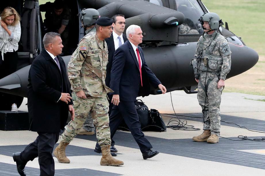 

USA:s vicepresident Mike Pence landade vid den amerikanska militärbasen i Sydkorea. Foto: Lee Jin-man/AP/TT                                                                                        