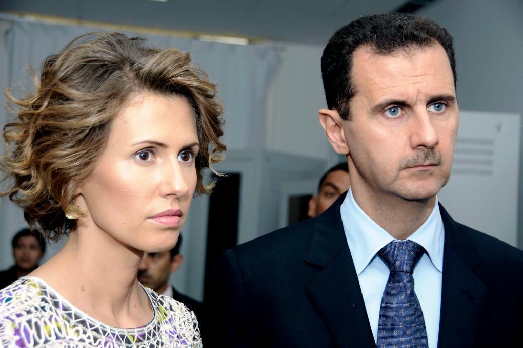 
Asma al-Assad vid maken, Syriens president, Bashar al-Assads sida. Foto: Hassene Dridi/AP/TT-arkivbild                                            
