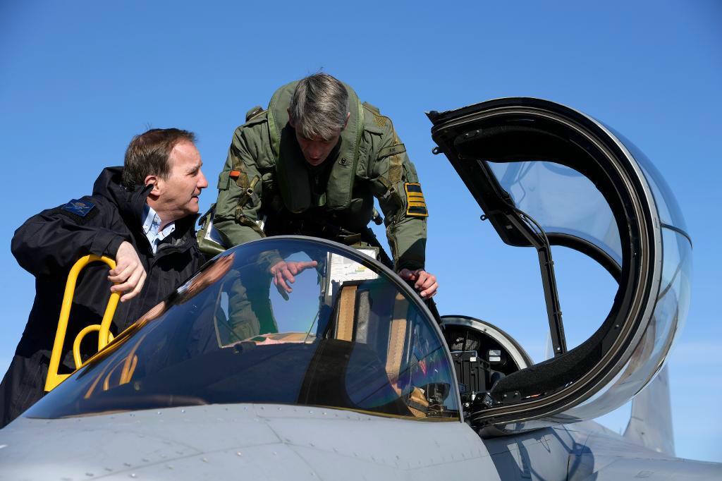 
Statsminister Stefan Löfven och Jörgen Axelsson, överstelöjtnant och chef för 172 stridsflyg divisionen, visar ett JAS 39 Gripen flygplan på flygplatsen vid F17 i Visby. Foto: Anders Wiklund/TT                                            