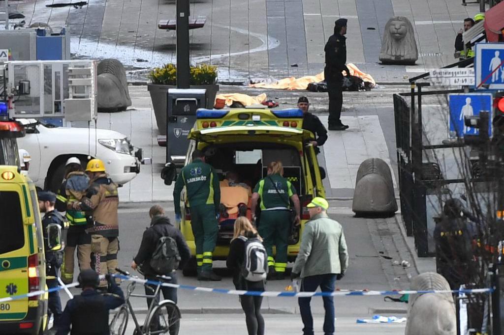

Fyra personer vårdas fortfarande på sjukhus efter attentatet på Drottninggatan. Foto: Fredrik Sandberg/TT                                                                                        