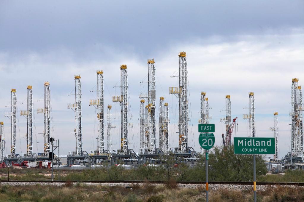 

Oljeriggar i långa rader i USA. Foto: Jacob Ford AP/TT                                                                                        