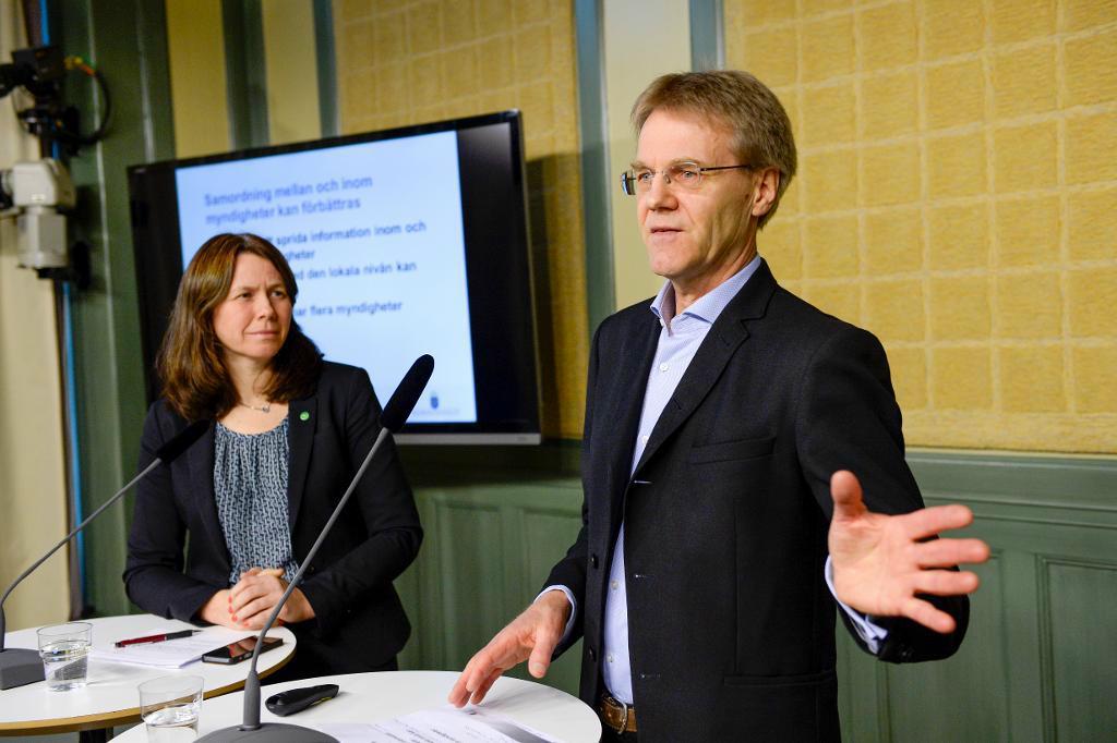 
Dåvarande miljöminister Åsa Romson (MP) och regeringens särskilda utredare Göran Enander presenterade en rapport om PFAS i mars 2016. Foto: Jessica Gow/TT-arkivbild                                            