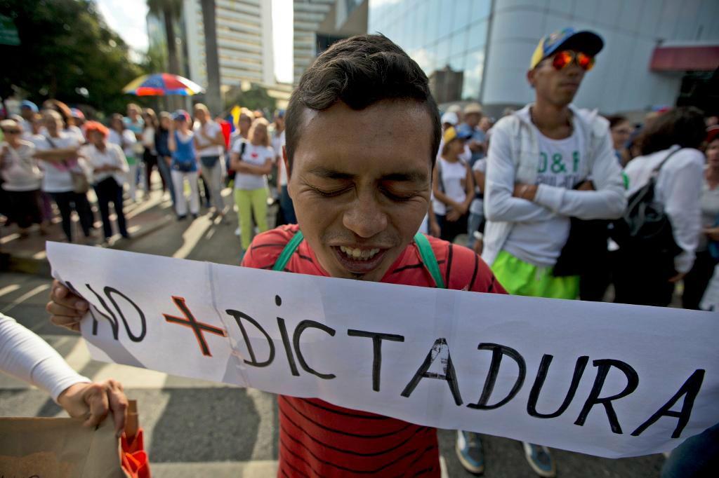 
Oron är stor för nya våldsamheter, när både oppositionen och regeringen i Venezuela manat sina anhängare att demonstrera i huvudstaden Caracas. Foto: Fernando Llano/AP/TT-arkivbild                                            