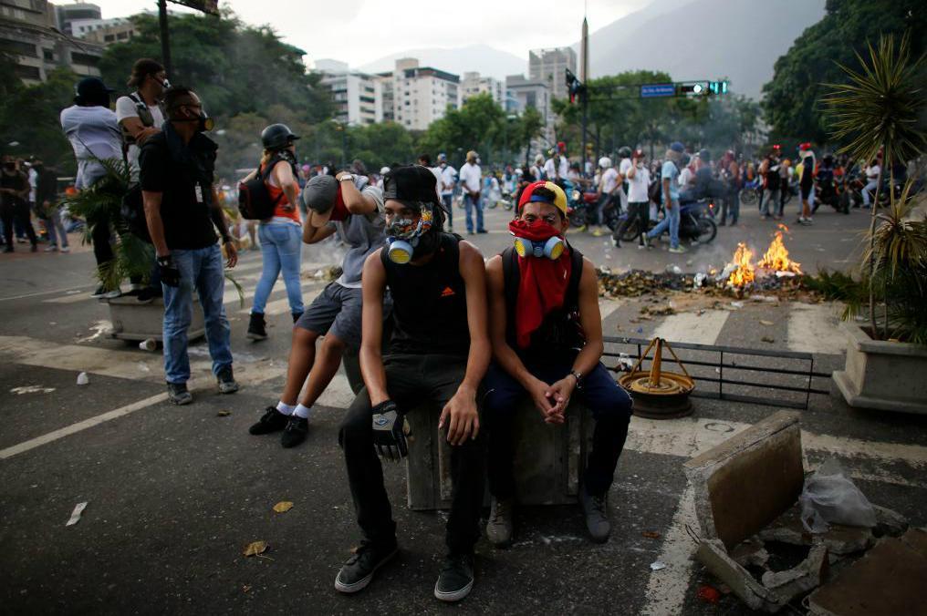 
Oroligheter bröt ut i Venezuela i samband med regimkritiska demonstrationer på onsdagen. Sammanlagt dödades tre personer. Foto: Ariana Cubillos/AP/TT                                            