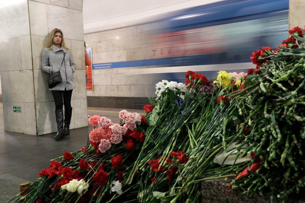 En kvinna står vid en minnesplats för offren i S:t Petersburgs tunnelbana. Arkivbild. Foto Dmitri Lovetsky/AP/TT