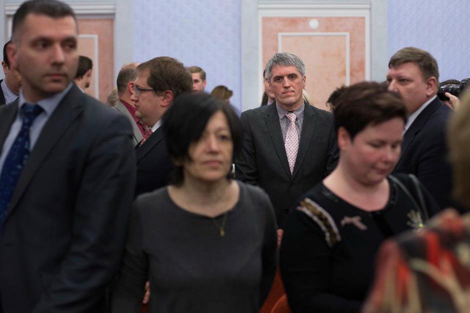 Medlemmar i Jehovas vittnen hörde domen läsas upp i Moskva på torsdagen. Foto: Ivan Sekretarev/AP/TT