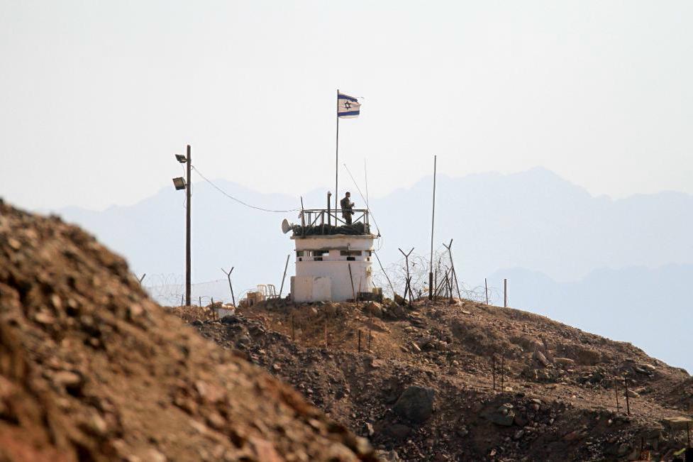 
En israelisk soldat nära Taba, vid gränsen mot den egyptiska Sinaihalvön. Foto: Khalil Hamra/AP/TT-arkivbild                                            