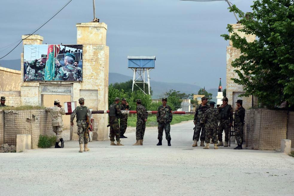 
Soldater på vakt utanför militärbasen i Mazar-i-Sharif efter talibanernas attack. Foto:
Mirwais Najand/AP/TT                                            