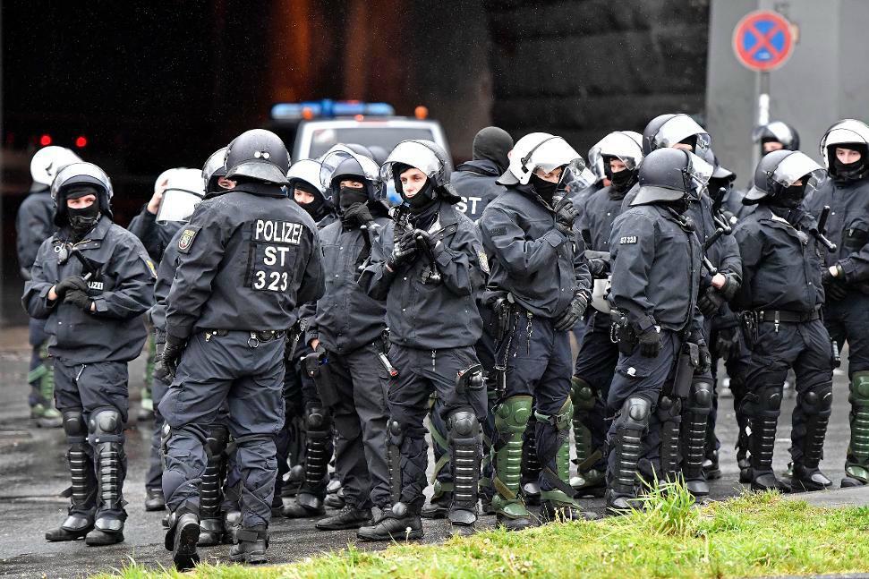 

Omkring 4 000 poliser är ute på Kölns gator i helgen. Foto:
Martin Meissner/AP/TT                                                                                        
