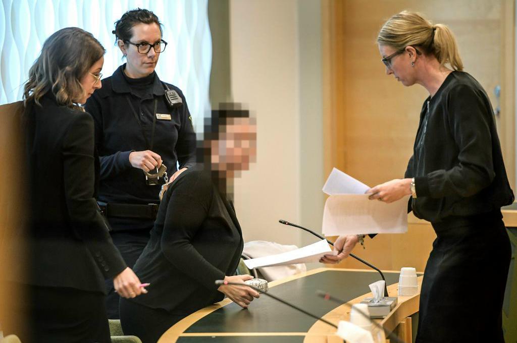 


Den 42-åriga kvinnan tar plats i Västerås tingsrätt inför häktningsförhandlingen i det ovanliga mordfallet. Foto: TT-arkivbild                                                                                        