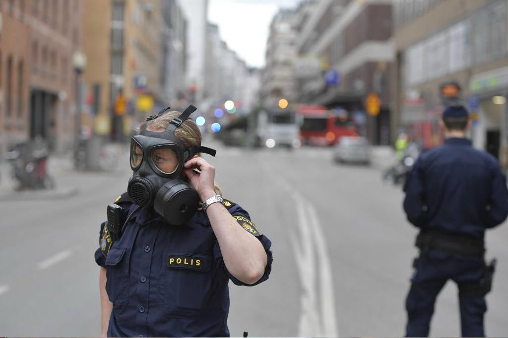 
Polisen vill få bryta patientsekretessen och få tillgång till vägtullarnas live-flöden för att kunna motverka terrorism. Bildern är från terrordådet i Stockholm. Foto: Jessica Gow/TT-arkivbild                                            