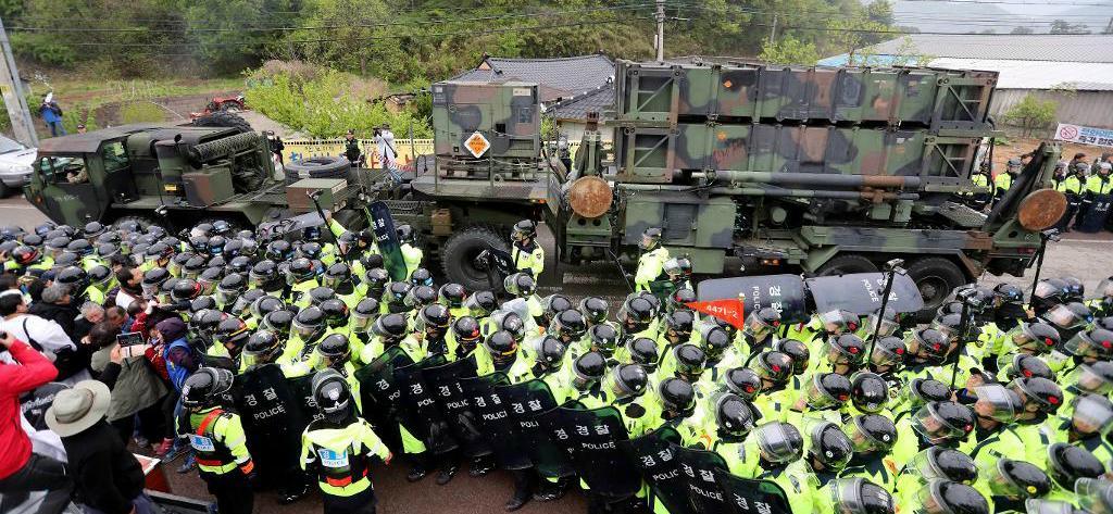 
Polisen stoppar demonstranter som protesterar mot flytten av det amerikanska THAAD-systemet till Seongju i Sydkorea. Foto: Kim Jun-bum/AP/TT                                            