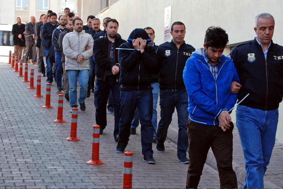 
Gripna män i staden Kayseri i centrala Turkiet. Foto: Olay Duzgun/DHA-Depo Photos/AP/TT                                            
