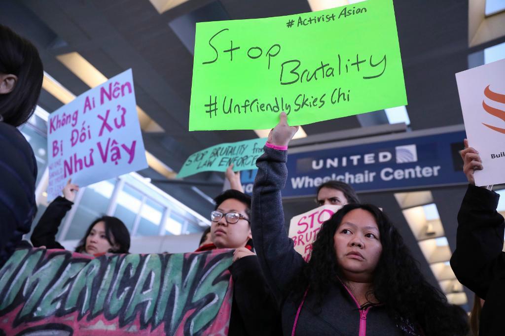 
Demonstration mot United Airlines i Chicago den 11 april. Foto: Chris Sweda/Chicago Tribune/AP                                            
