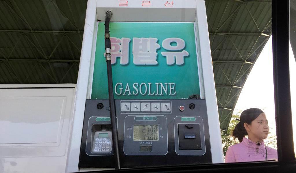 
Myndigheterna i Nordkorea har utan förklaring begränsat försäljningen av bensin, vilket satt i gång spekulationer om att Kina strypt leveranserna av råolja till diktaturen. Foto: Eric Talmadge/AP/TT                                            