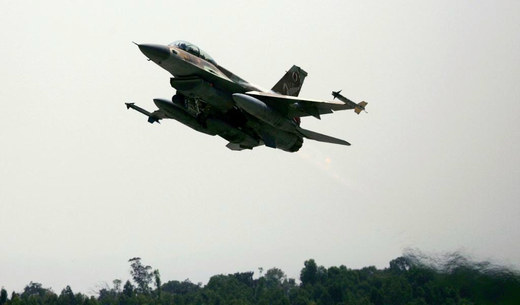 Ett israeliskt stridsflygplan av typen F-16. Arkivbild. Foto: Ariel Schalit/AP/TT