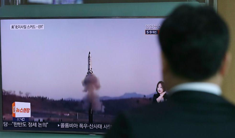 En sydkoreansk man tittar på ett nyhetsinslag som visar ett nordkoreanskt robottest tidigare i år. Arkivbild. Foto:
Lee Jin-Man/AP/TT