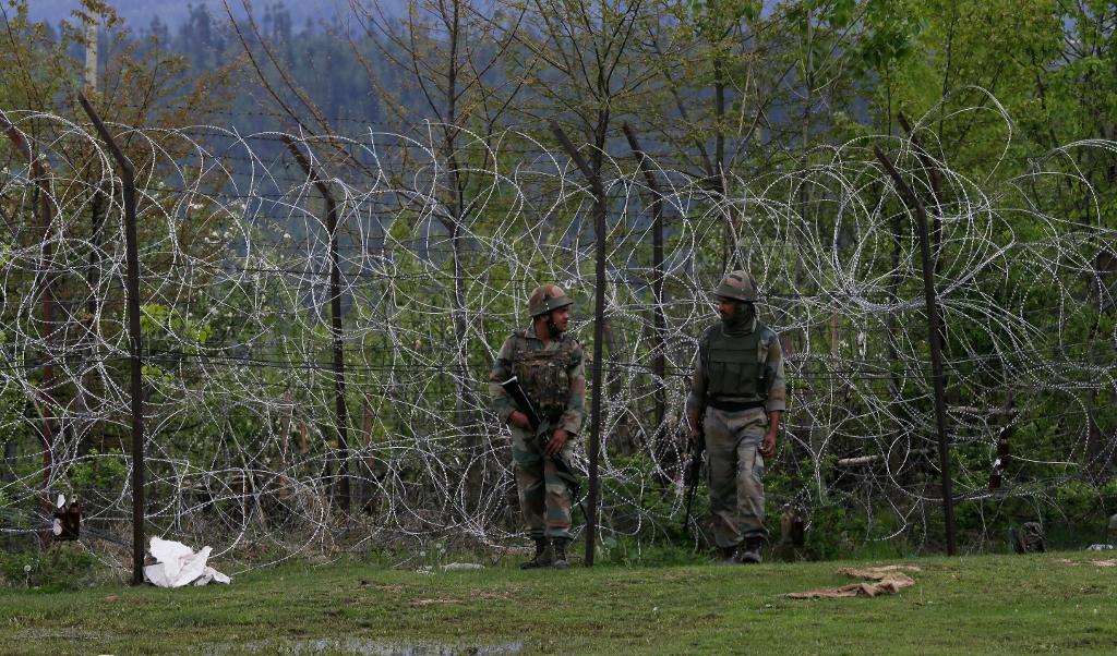 
Indiska soldater i Kashmir. Personerna på bilden har ingen koppling till texten. Foto: Mukhtar Khan/AP/TT-arkivbild                                            