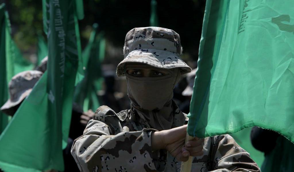 En maskerad medlem av Hamas militära gren demonstrerar i Gaza City. Foto: Adel Hana/AP/TT-arkivbild