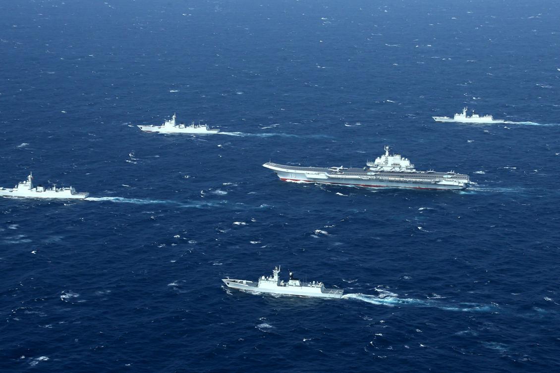 

Filippinernas president Rodrigo Duterte har beordrat sina krigsfartyg till Sydkinesiska sjön. De riskerar att möta kinesiska flottan där (bilden).  Foto: STR/AFP/Getty Images                                                                                          