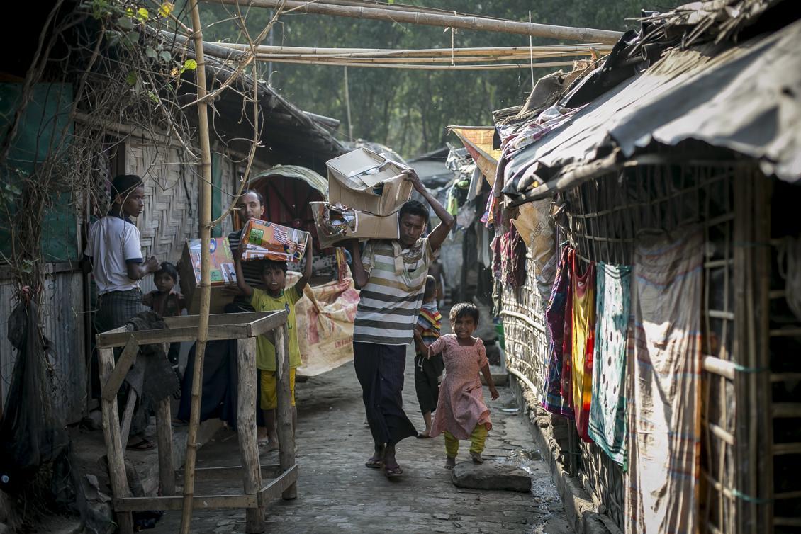 
 Rohingya-flyktingar som hämtat förnödenheter i ett läger i Bangladesh. Foto: Allison Joyce/Getty Images)                                            