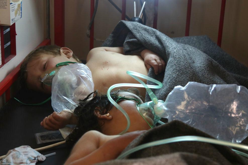 


Syriska barn får behandling på sjukhus efter en gasattack i Khan Sheikhun, Idlib-provinsen.  Foto: Mohamed Al-Bakour /AFP/Getty Images                                                                                                                                    