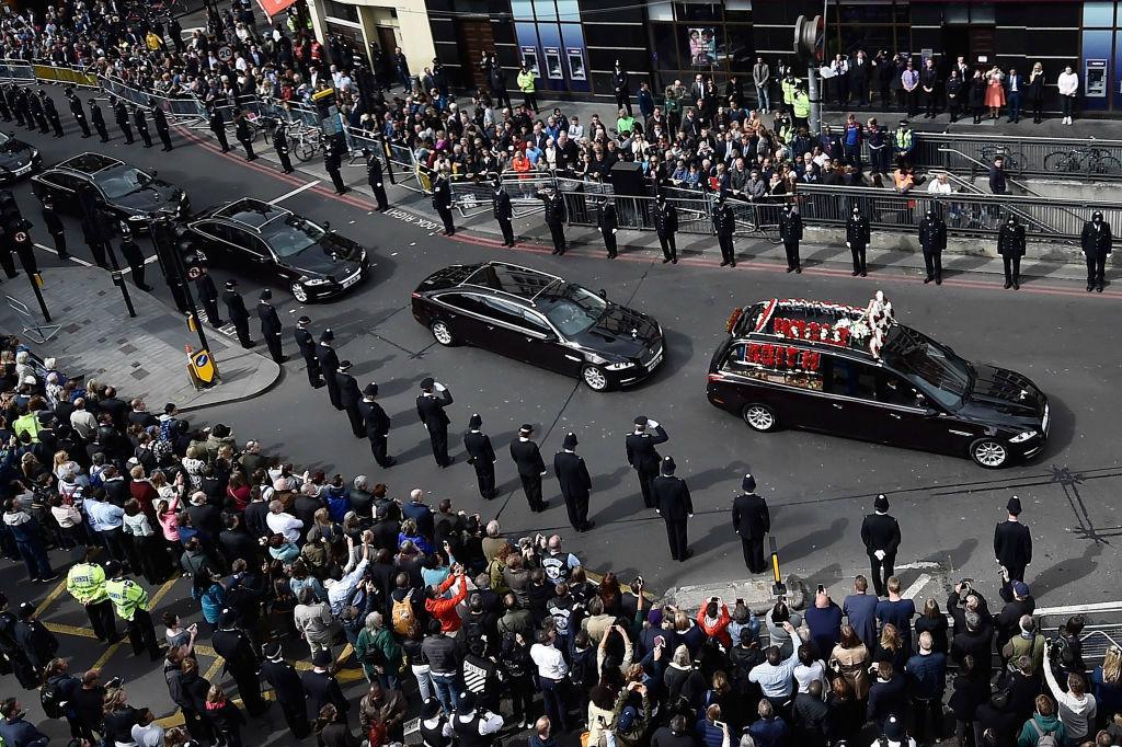 
Brittiska poliser bildade kedja längs kortegevägen för att hedra sin mördade kollega vid dennes begravning i London. (Foto: Hannah McKay - Pool Getty Images)                                            