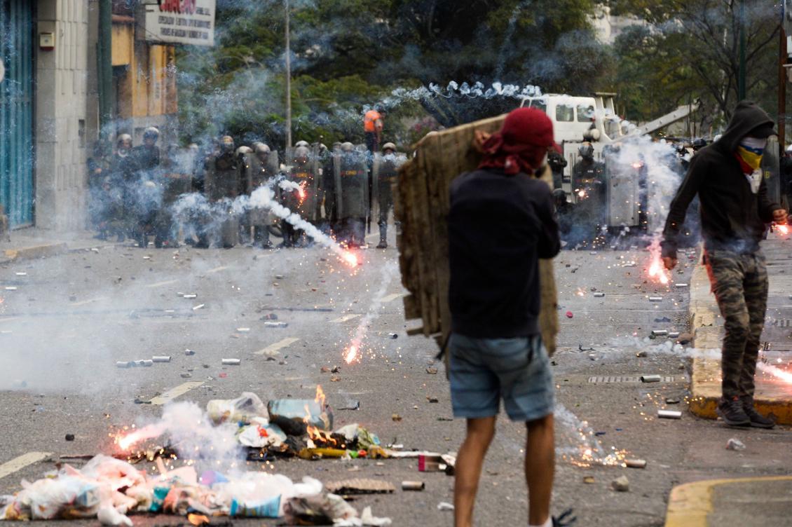 Polis drabbar samman med demonstranter i Venezuelas huvudstad Caracas den 10 april. Foto: Federico Parra/AFP/Getty Images