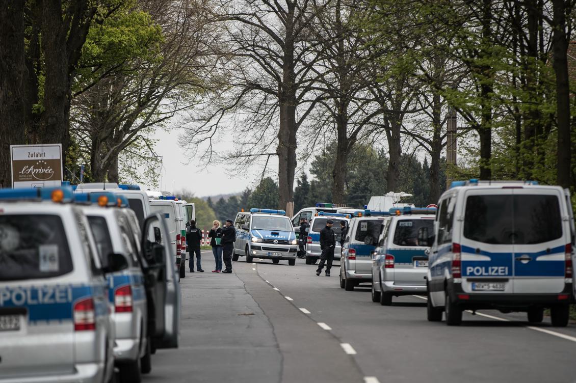 
Tysk polis i närheten av det hotell där en bomb skadade fotbollslaget Borussia Dortmunds spelarbuss. Foto: Maja Hitij/Bongarts/Getty Images                                             
