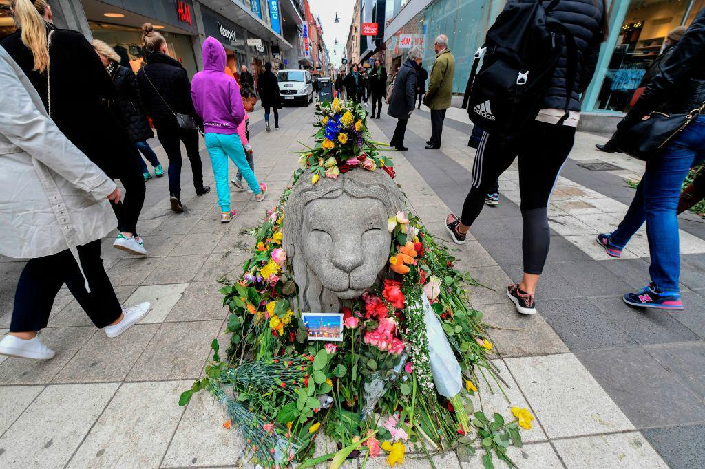 

Folk går förbi blommor nära Åhléns i centrala Stockholm den 12 april 2017. Fyra människor och 15 personer skadades vid terrorattacken de  8 april 2017. Nu vill regeringen och de borgerliga skärpa kampen mot terrorismen. Foto: Fredrik Sandberg/AFP/Getty Images                                                                                        
