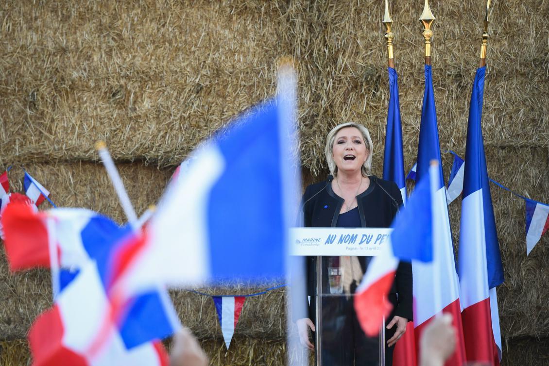 Nationella frontens partiledare Marine Le Pen valtalar i Pageas. Hon vill ha en folkomröstning om euron och EU-medlemskapet. Foto: Alain Jocard /AFP/Getty Images