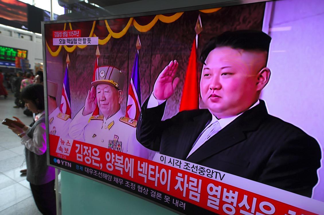 
Nordkoreas ledare Kim Jong-Un saluterar på högtiden 15 april. Foto: Jung Yeon-Je/AFP/Getty Images                                            