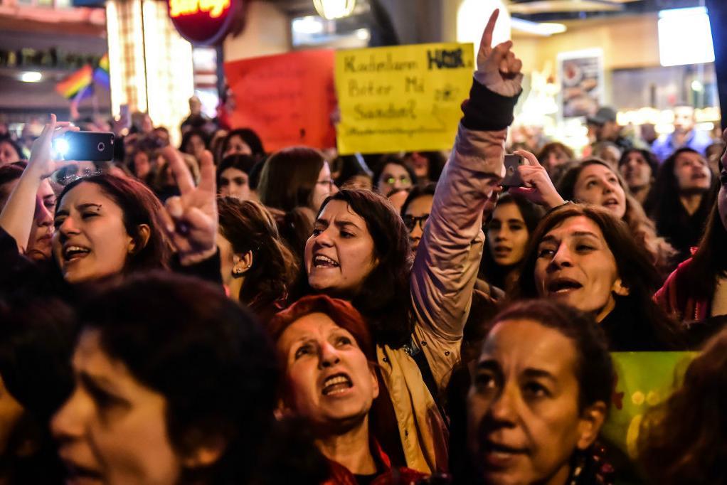 
Många turkar kräver att folkomröstningen ogiltighetsförklaras. Foto: Yasin Akgul /AFP/Getty Images                                             