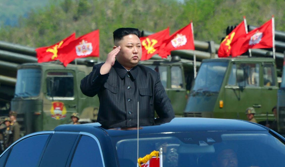 Nordkoreas diktator Kim Jong-un saluterar sina trupper. Foto: STR/AFP/Getty Images