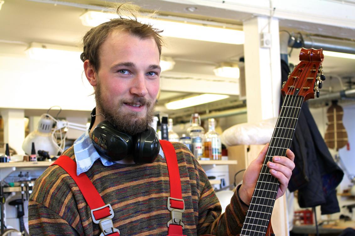 




















Jens Erik Larsen från Danmark har byggt en stålsträngad gitarr som estetiskt sett är starkt influerad av en fiol. Foto: Susanne W Lamm                                                                                                                                                                                                                                                                                                                                                                                                                                                                                                                                                                                                                                                                                                                                                                                                                                                                                                                                                            