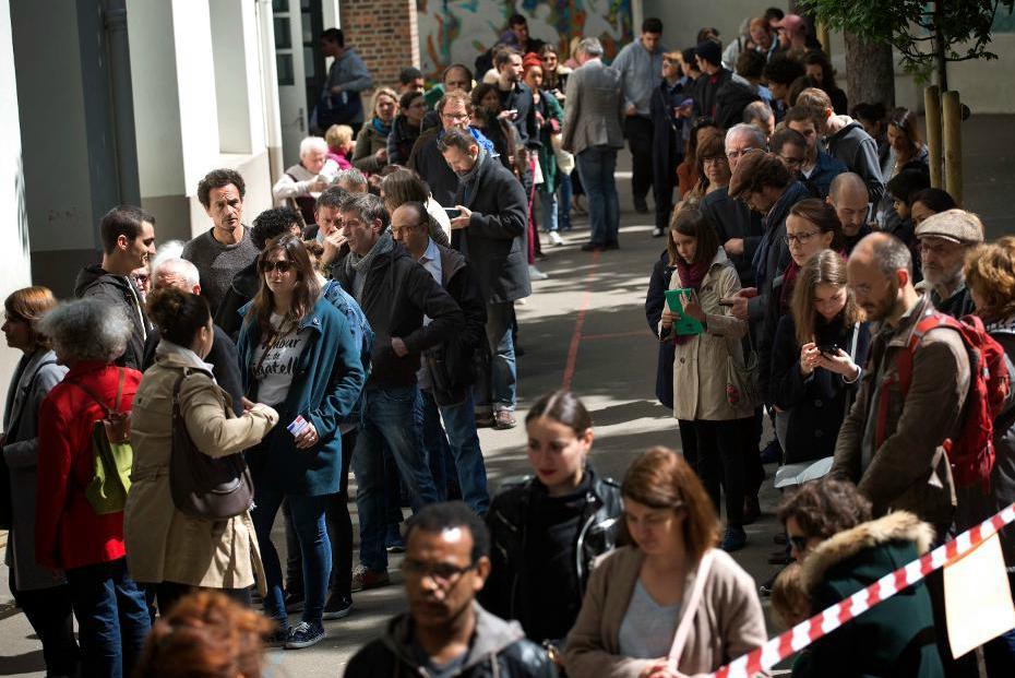 

Människor köar för att rösta i en av Paris vallokaler. Foto: Emilio Morenatti/AP/TT                                                                                        