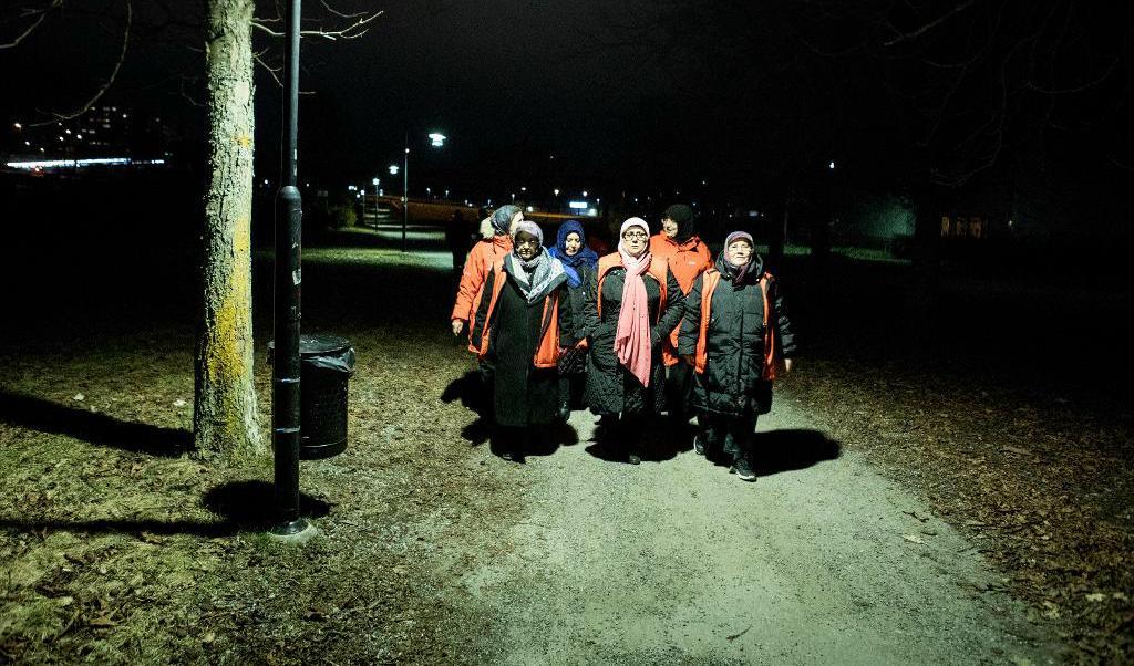 
En grupp kvinnor nattvandrar i Fittja.                                            