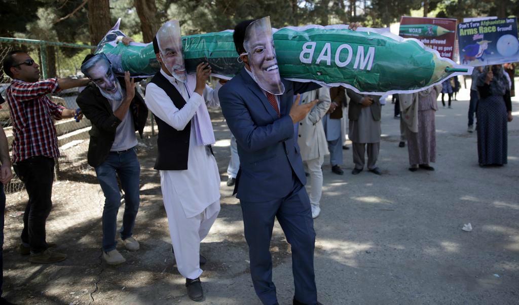 

Demonstranter i Kabul bär på en handgjord modell av den jättelika bomben MOAB (Massive Ordnance Air Blast) som USA släppte i östra Afghanistan i april. Arkivbild. Foto:
Massoud Hossaini/AP/TT                                                                                        