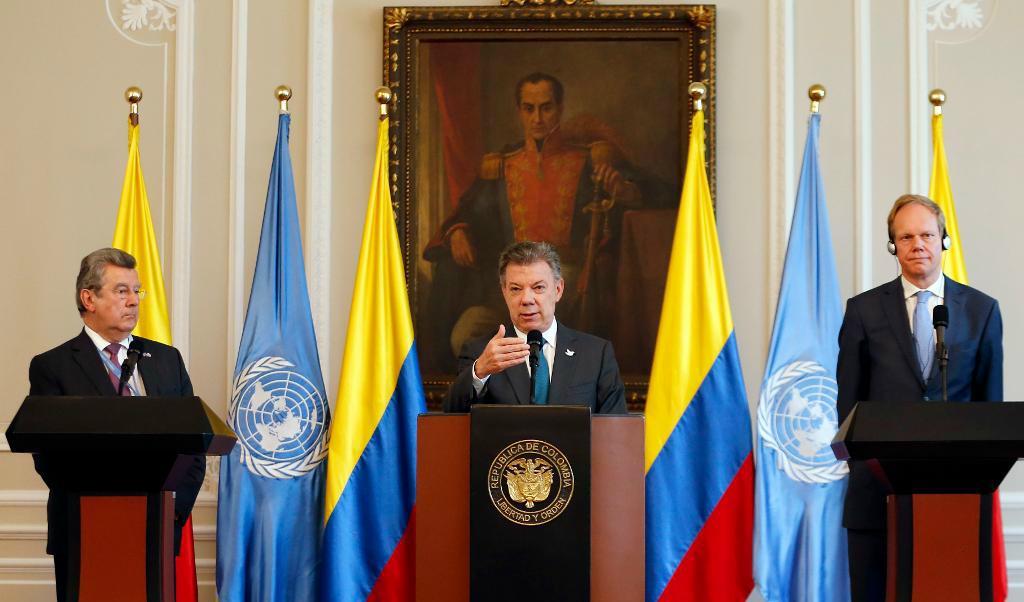 Colombias president Juan Manuel Santos flankerad av Uruguays FN-ambassadör Elbio Rosselli och Storbritanniens FN-ambassadör Matthew Rycroft. Arkivbild. Foto: Fernando Vergara/AP/TT