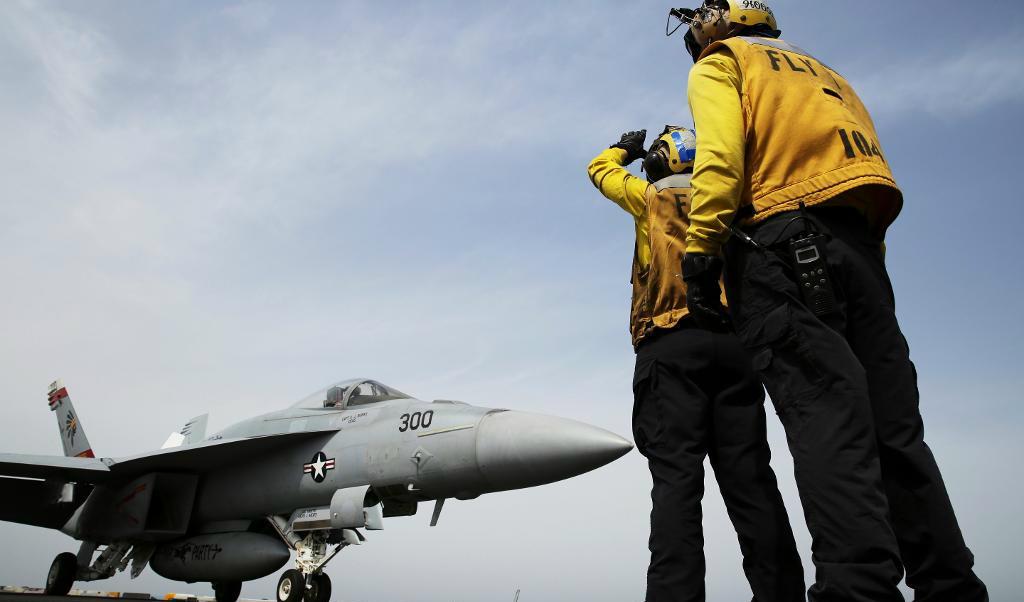 Ett F-18-flygplan på det amerikanska hangarfartyget George HW Bush som används i kriget mot IS. Foto: Jon Gambrell/AP/TT