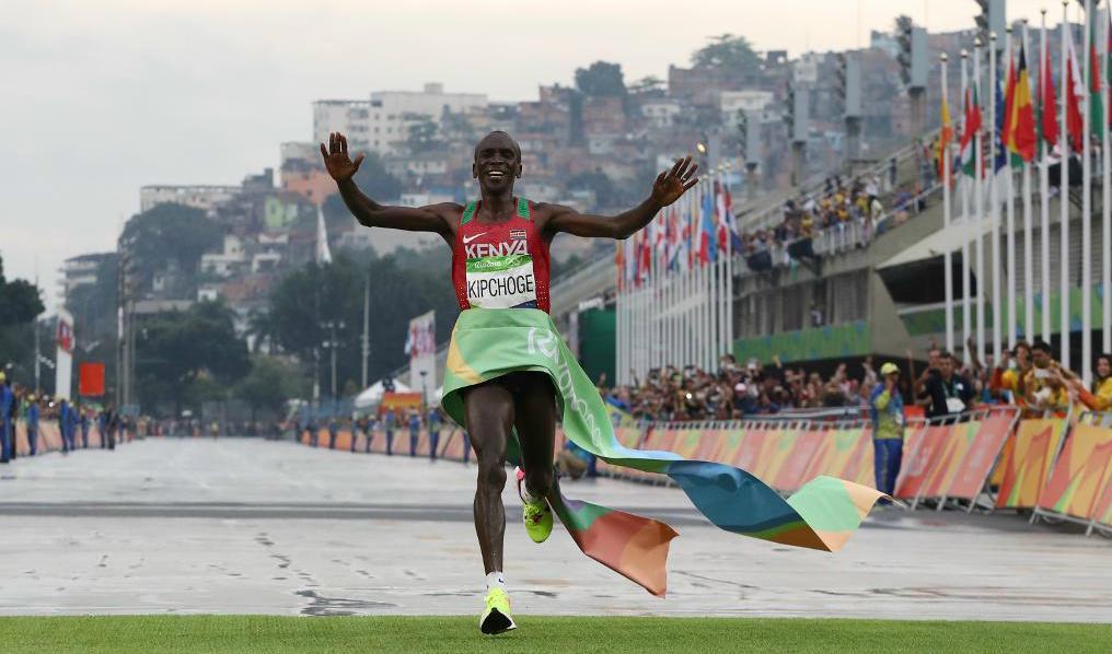 Eliud Kipchoge var snabbast i Rio där han tog OS-guld. Nu ska han försöka springa ännu fortare: ett maraton på under två timmar. Arkivbild. Foto: TT