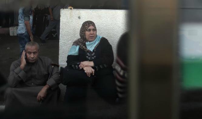 Palestinier som väntar vid gränsövergången Rafah. Arkivbild. Foto: TT