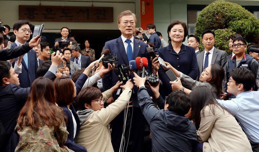 

Presidentkandidaten Moon Jae-In sedan han röstat. Foto: Park Young-tae/AP/TT                                                                                        