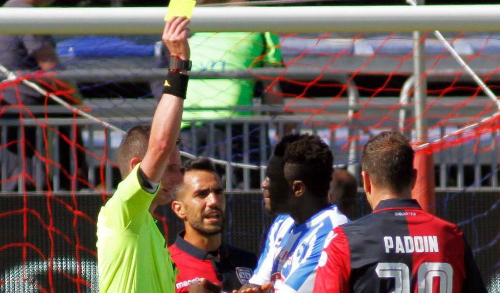 
I en match mot Cagliari den 30 april uppmärksammade Pescaras Sulley Muntari domaren på att publiken utsatte honom för rasistiska glåpord. Då blev Muntari varnad. Foto: Fabio Murru/AP/TT                                            