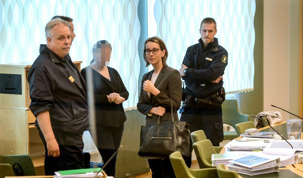 
Försvarsadvokat Amanda Hikes (höger) och den misstänkta 42-åriga kvinnan under den andra rättegångsdagen i Västmanlands tingsrätt. Foto: TT                                            