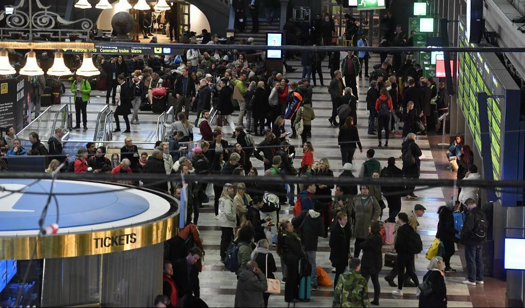 Tiotusentals resenärer påverkas av ett elfel på järnvägen söder om Stockholms central. Foto: TT