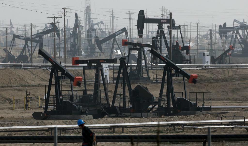 Ett oljefält i Bakersfield i Kalifornien. De amerikanska oljelagren sjunker. Foto: Jae C. Hong/AP/TT. Arkivbild