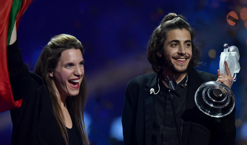 Salvador Sobral och hans syster - tillika låtskrivaren - Luisa Sobral efter segern i Eurovision. Foto: Sergei Supinsky/AFP/TT