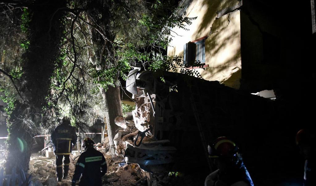 Tåget körde rakt in i ett hus. Foto: Giannis Papanikos/AP/TT